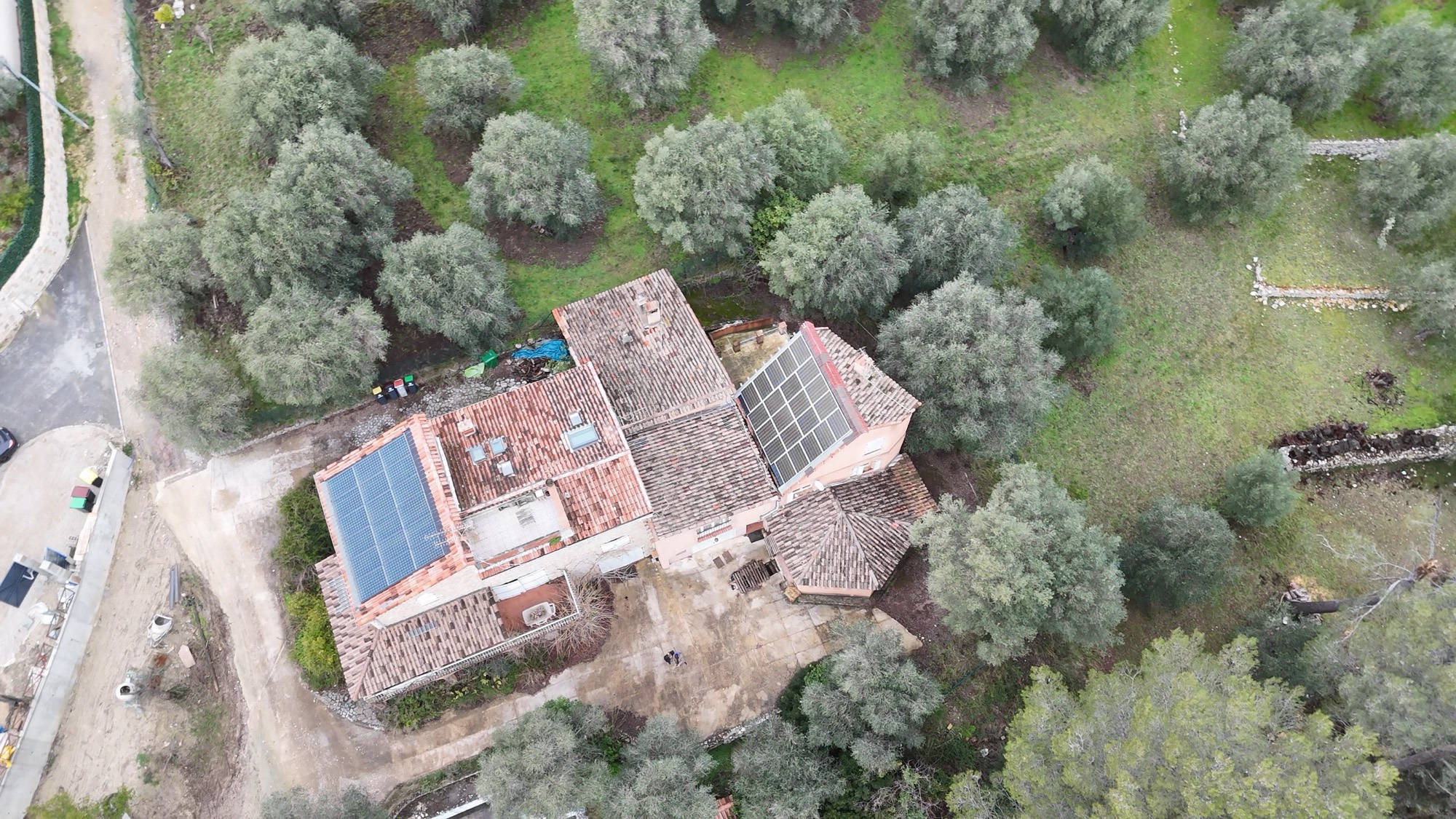 Le mas au milieu des oliviers, vue aérienne