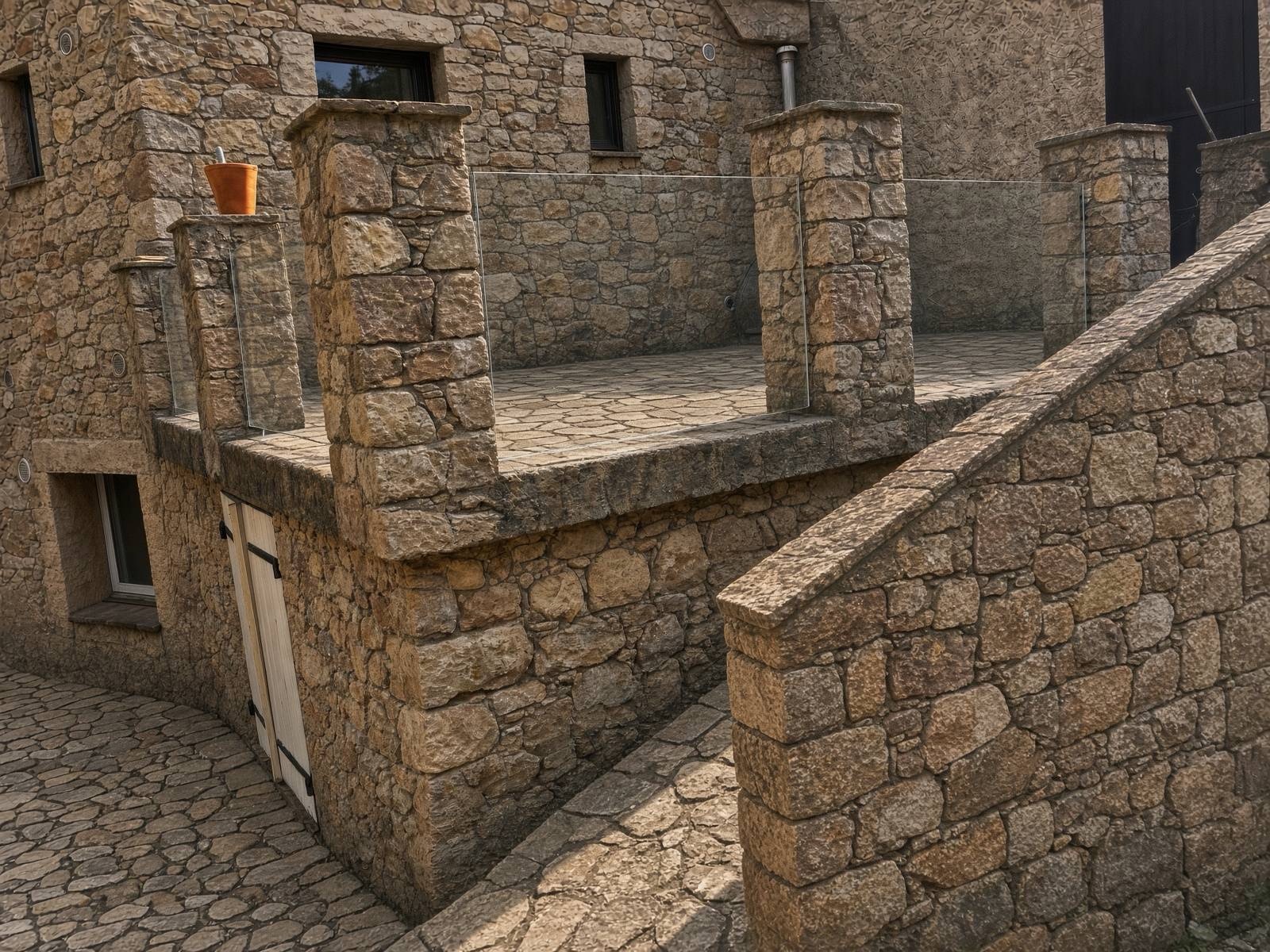 Terrasse en pierre avec garde-corps en verre